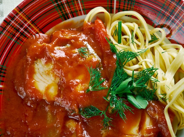 Foto zuppa di pesce di fiume a base di paprika halaszle. piatto della cucina ungherese