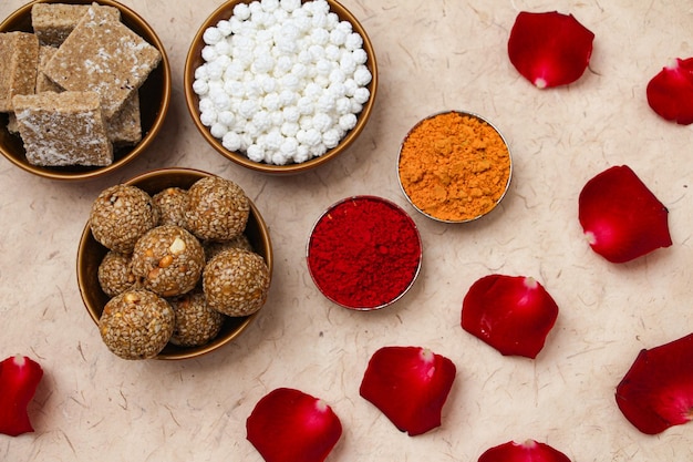 haldi kum kum, Tilgul bowls with Rose petal decoration