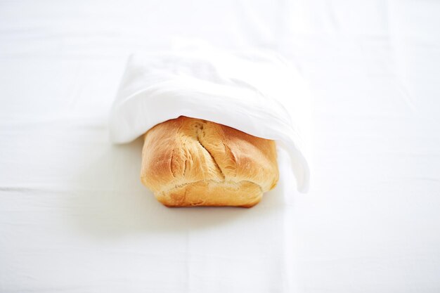 写真 麗な白いリネン布に包まれた半パン