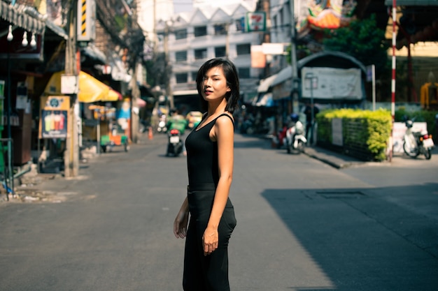 Photo half body portrait of woman straight black hair wear formal dress shirt. female feels happy to walk