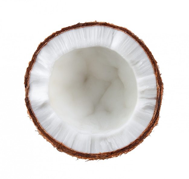 白い表面に分離された半分のココナッツ