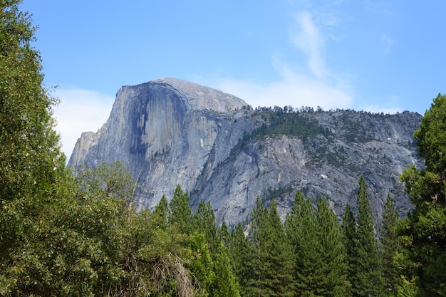 Скала Хаф-Доум, достопримечательность национального парка Йосемити, Калифорния, США. Геологические образования
