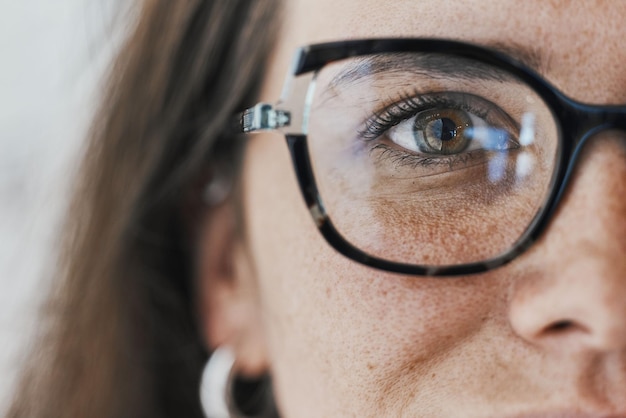 Foto mezza faccia occhi e donna con occhiali per visione o percezione ottica sanitaria ritratto femminile e occhiali di optometria per la cura degli occhi e montature per la scelta o la vista di lenti di moda cosmetica