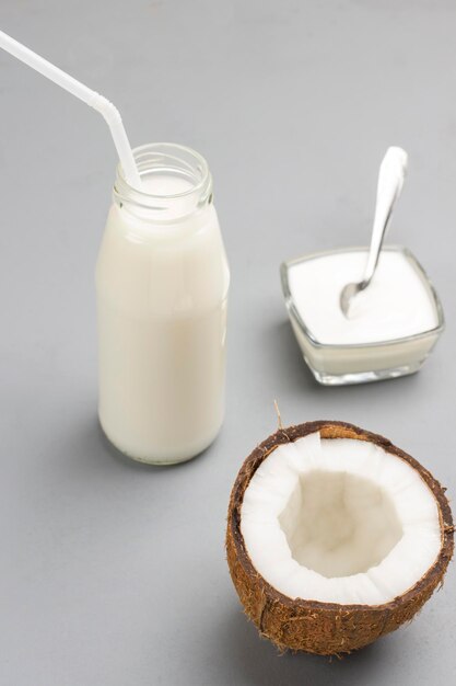Foto mezz'acqua fresca di cocco bottiglia di latte di cocco ciotola di yogurt