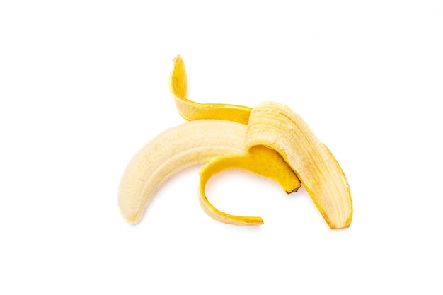 Foto half gepelde banaan open banaan geïsoleerd op een witte achtergrond