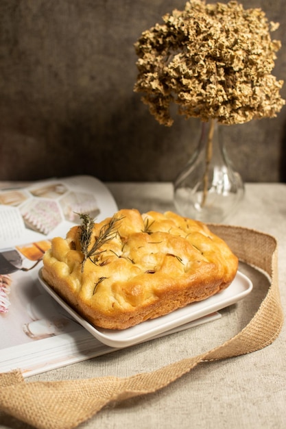 Foto half gesneden focaccia