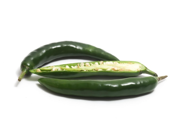 Half gesneden groene hete chili peper geïsoleerd op een wit achtergrond knippad
