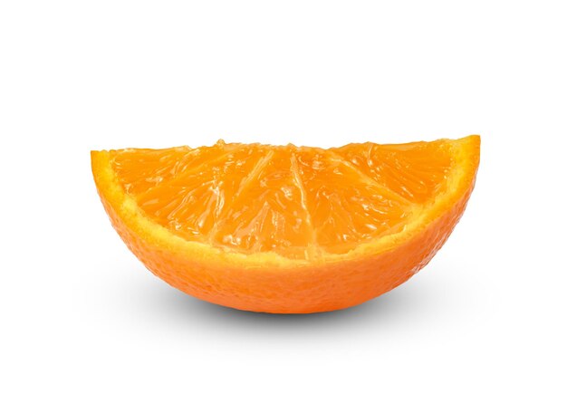 Half gesneden sinaasappel op witte achtergrond