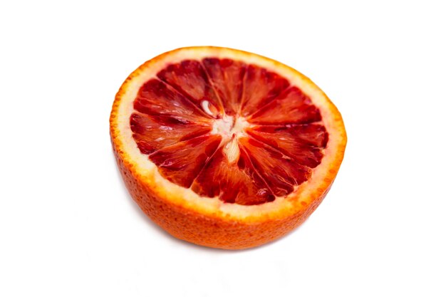 ジューシーな赤いシチリアオレンジの半分。健康的な食事と菜食主義。