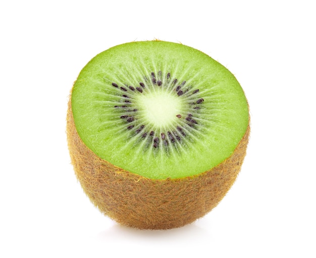 Mezzo kiwi isolato su sfondo bianco