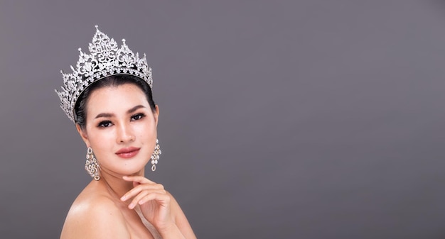 Half lichaam jonge volwassen Aziatische vrouw Miss schoonheidswedstrijd wedstrijd dragen Diamond Crown avondjurk