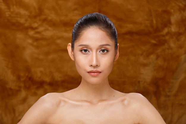 Half lichaam Portret van 20s Fashion Indian Woman honing schone huid heeft mooie zwarte kapsel. Meisje drukt een sterk gevoel uit en mode poseert over bont Achtergrond