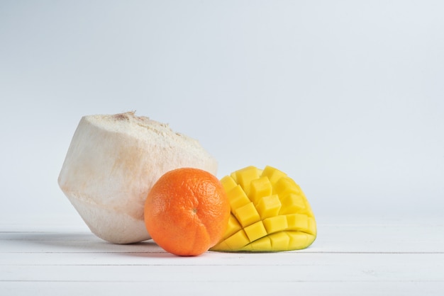 Metà di mango, mandarino e cocco fresco
