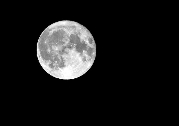 Half Moon Achtergrond is de enige permanente natuurlijke satelliet van de aarde