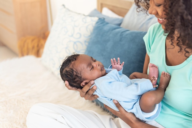 Half nigeria half thais 1 maanden vastgehouden baby pasgeboren zoon slaapt terwijl zijn moeder wordt vastgehouden