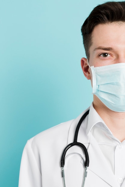 사진 의료 마스크와 청진기를 입고 의사의 얼굴의 절반
