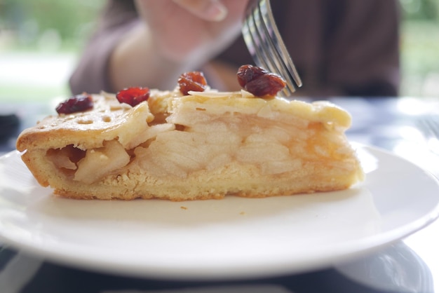 Half opgegeten stukje appeltaartcake