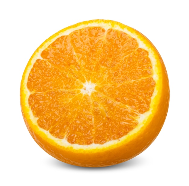 Половина апельсина, изолированные на белом фоне