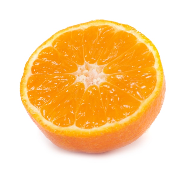 白い背景に分離されたオレンジ色のマンダリンの半分