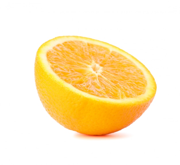 Half oranje geïsoleerd op wit. Citrus eten