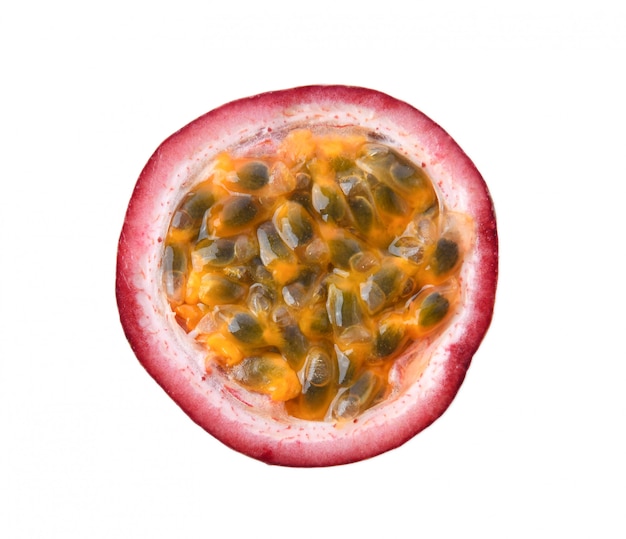 흰색 표면에 고립 된 반 passionfruits