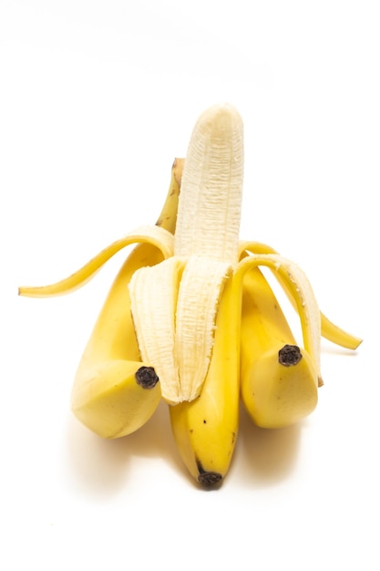 半剥がされ新鮮な有機バナナの束白い背景に隔離された美味しい果物