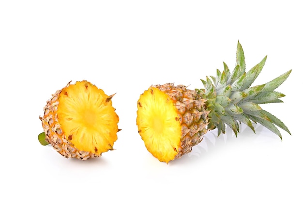 Metà di ananas isolato su sfondo bianco