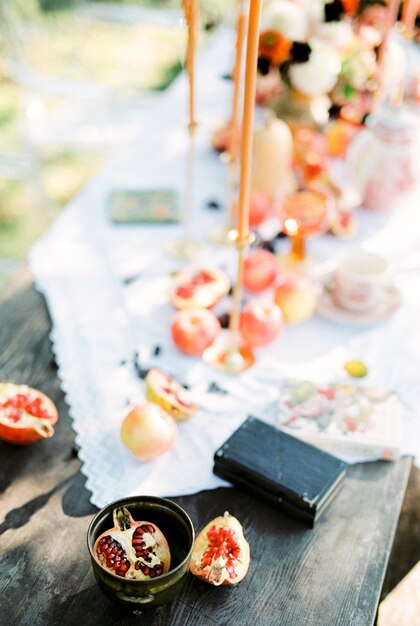반 석류는 정원 꼭대기 전망의 탁자 위에 놓여 있다
