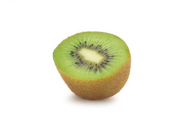 Half rijp die kiwifruit op wit wordt geïsoleerd