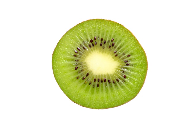 Foto metà di kiwi succoso maturo sullo sfondo bianco