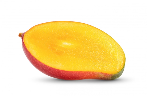 Половина спелого манго на белом