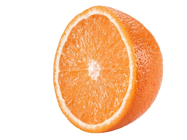 熟したオレンジの半分が白い背景に分離され、テキストまたは画像のコピースペースがあり、juiで実を結ぶ