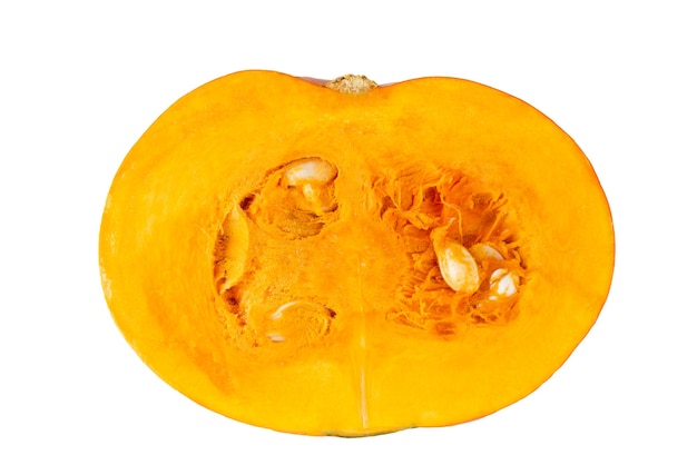 Zucca arancione mezza matura isolata su fondo bianco