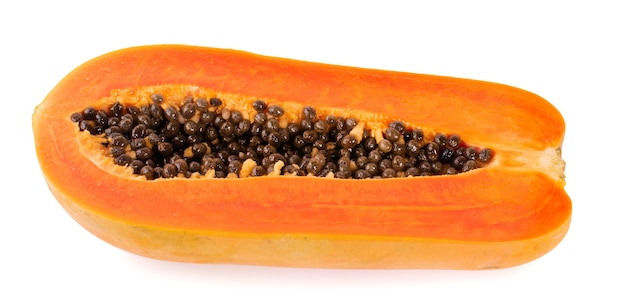 Foto metà della frutta matura della papaia con i semi isolati su fondo bianco