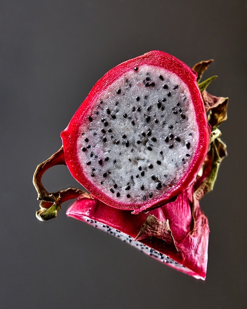 Si riflette la metà del pitahaya maturo o del frutto del drago