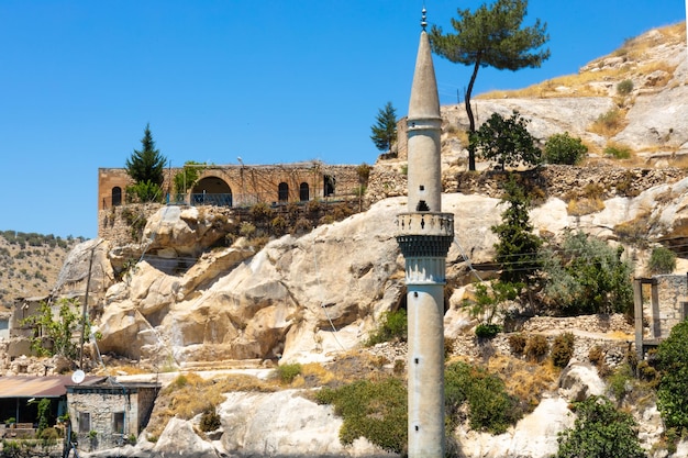 Halfeti、トルコ、Halfeti、Sanliurfa地区の放棄された旧市街の眺め。