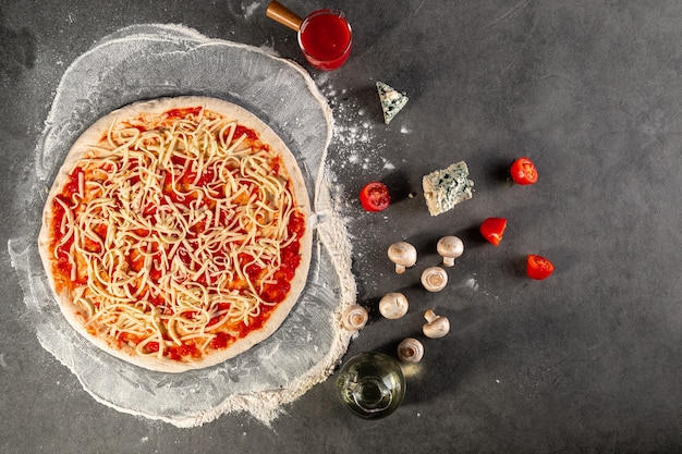 Halffabrikaten pizza met kaas en tomatensaus