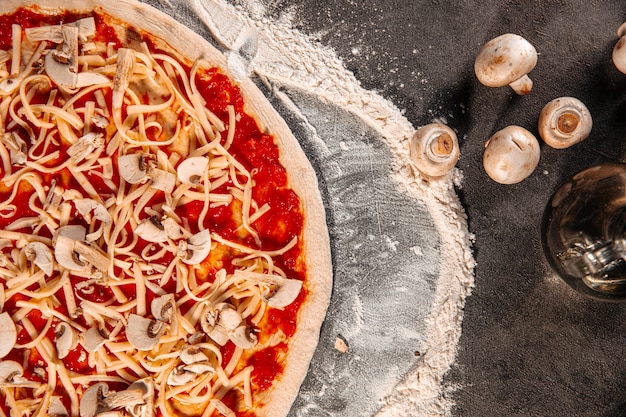 Halffabrikaten pizza met kaas en tomatensaus