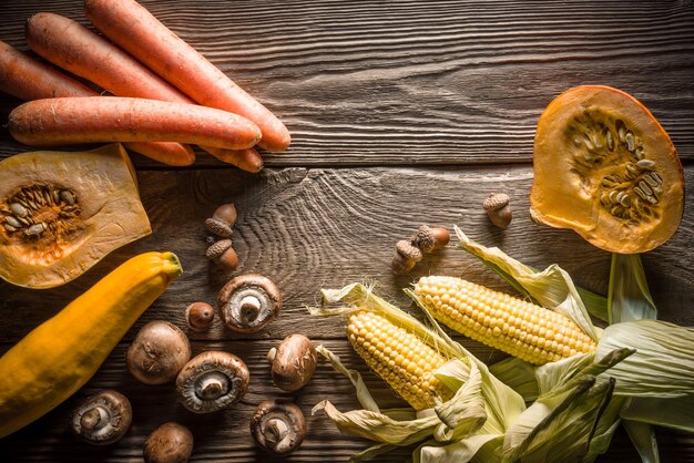 Halfframe van groenten en champignons op houten planken