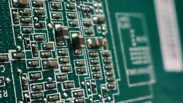 Halfgeleider. cpu-chip op het groene moederbord van de computer. Halfgeleider moederbord printplaat. Hightech computerbord met fabricage chip pcb technologie. Slimme telefoon iot-chip.