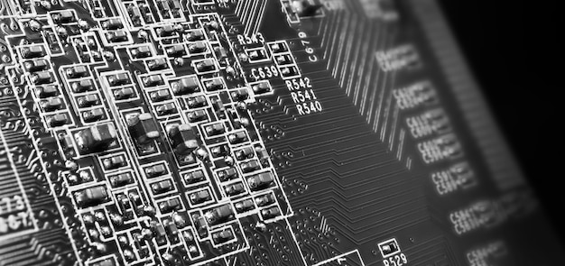 Halfgeleider. cpu-chip op het groene moederbord van de computer. Halfgeleider moederbord printplaat. Hightech computerbord met fabricage chip pcb technologie. Slimme telefoon iot-chip.