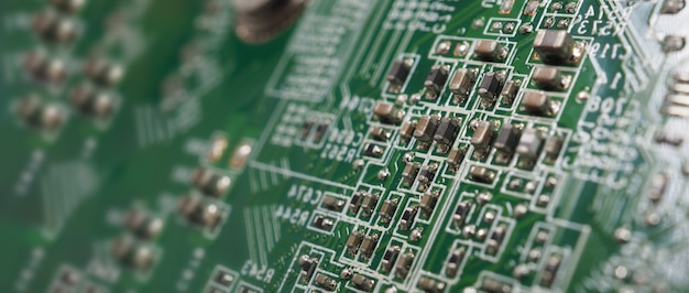 Halfgeleider. cpu-chip op het groene moederbord van de computer. Halfgeleider moederbord printplaat. Hightech computerbord met fabricage chip pcb technologie. Slimme telefoon iot-chip.