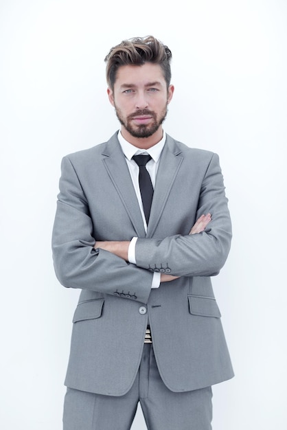 Halflang portret van een man in een pak en een zwarte stropdas met gekruiste armen