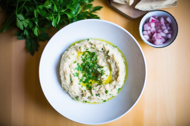 Halflege kom baba ganoush met de textuur van de dips