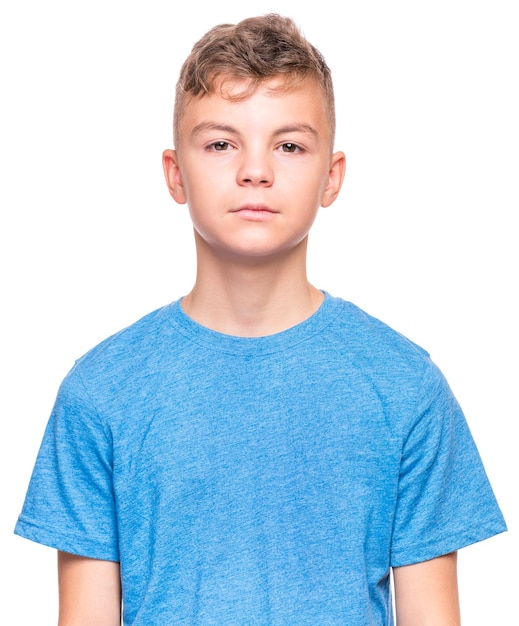 青い t シャツを着ている白人の十代の少年の半身感情的な肖像画白い背景に分離された面白いカットのティーンエイ ジャーカメラ目線のハンサムな子