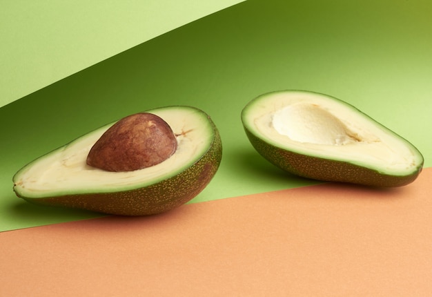 Halfrijpe groene avocado met een bruin bot