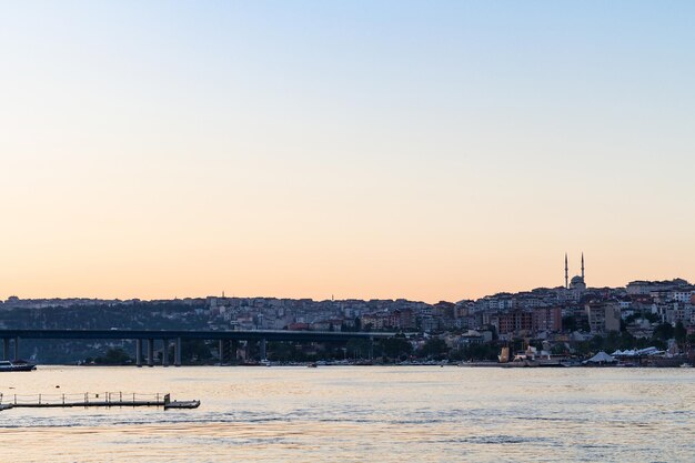 春の夜にイスタンブール市の Halic 橋