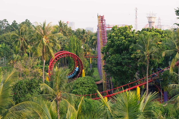 Foto halilintar è una delle più grandi montagne russe nel parco a tema di ancol jakarta in indonesia