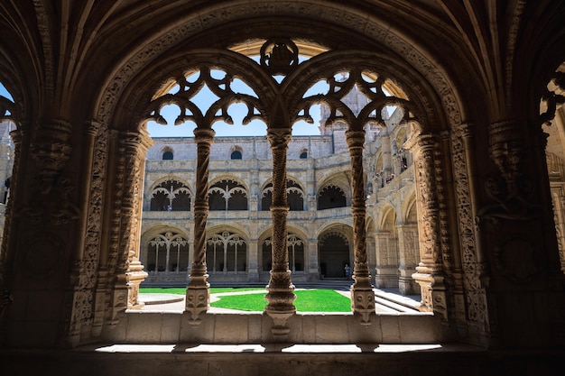 Halkolommen vormen het Jerónimos-klooster in Belem
