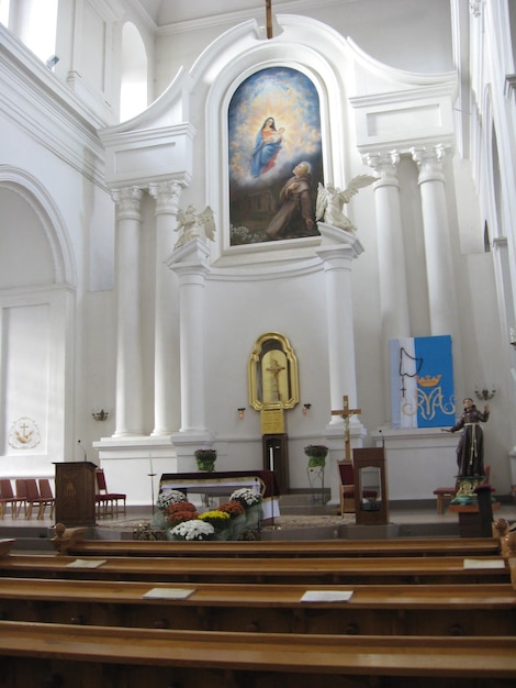 Foto corridoio in chiesa cattolica